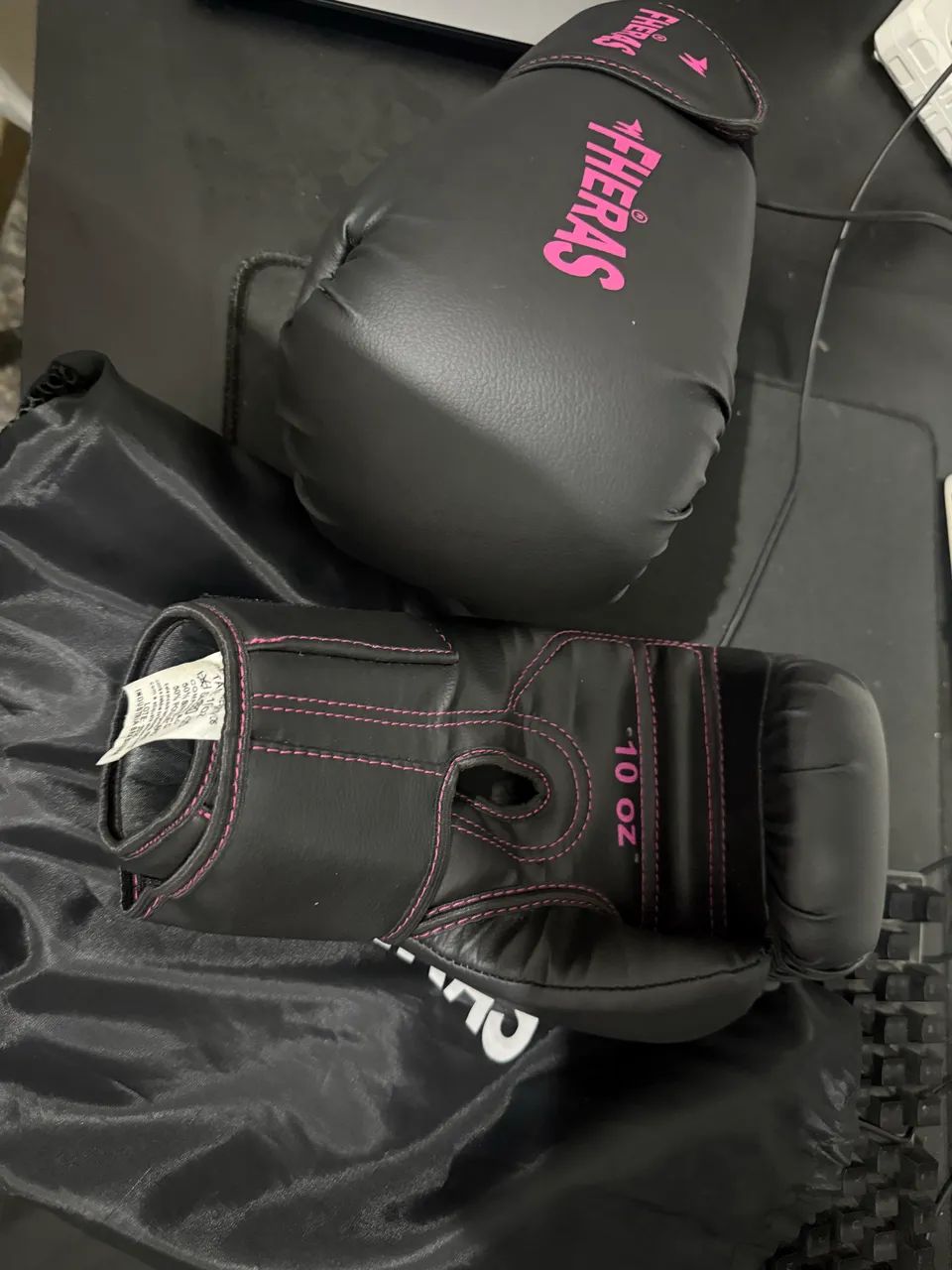 Luva de Boxe Fheras 10 OZ - Preta/Rosa - Praticamente Nova - Foto 5