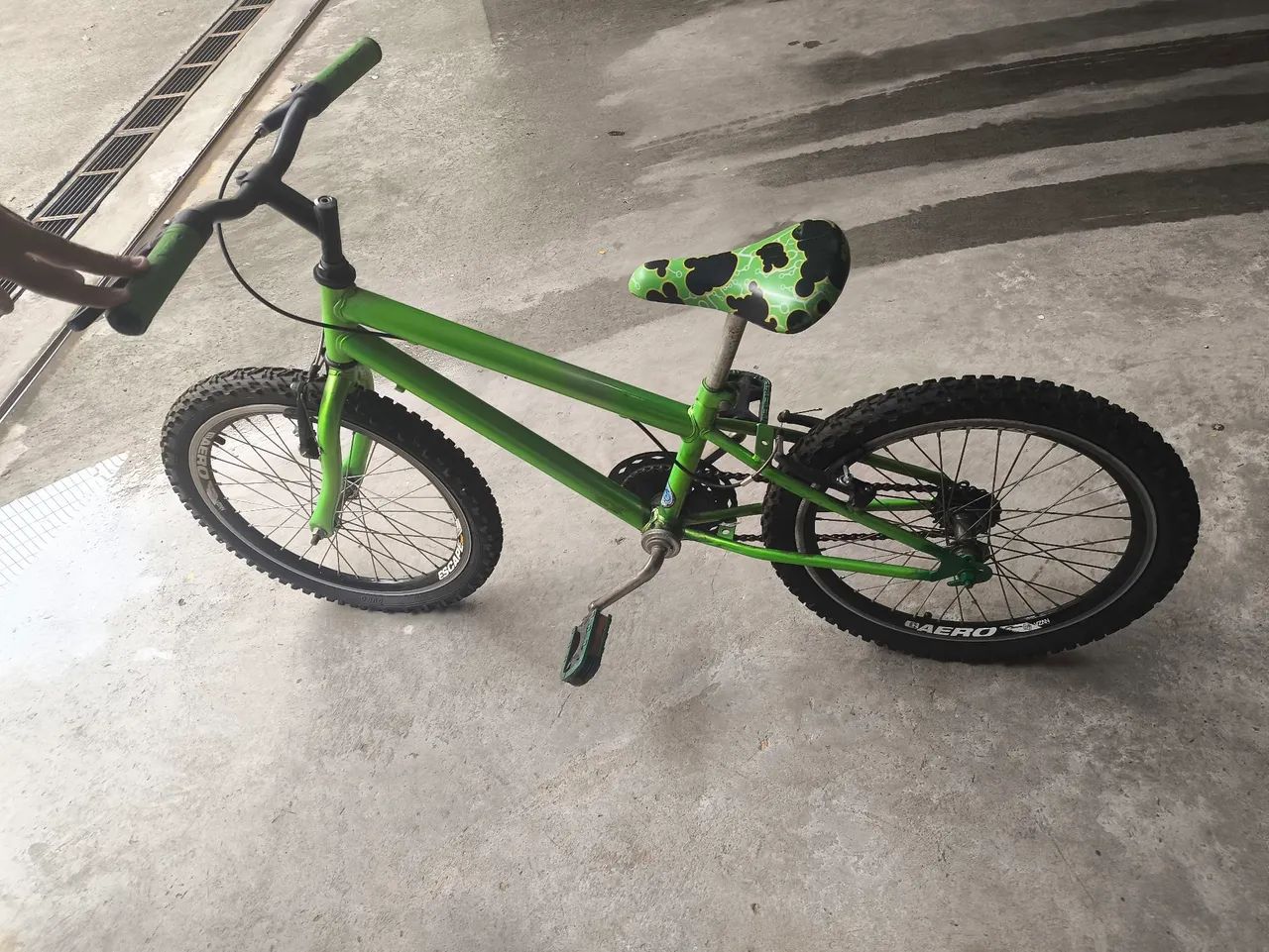 Bicicleta aro 20 + brinde (tênis de rodinha)