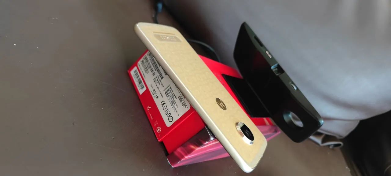 MOTO Z2 PLAY 64gb + SNAP PROJETOR + CAIXA! CELULAR IMPECÁVEL! RARO DE ACHAR.  - Foto 3