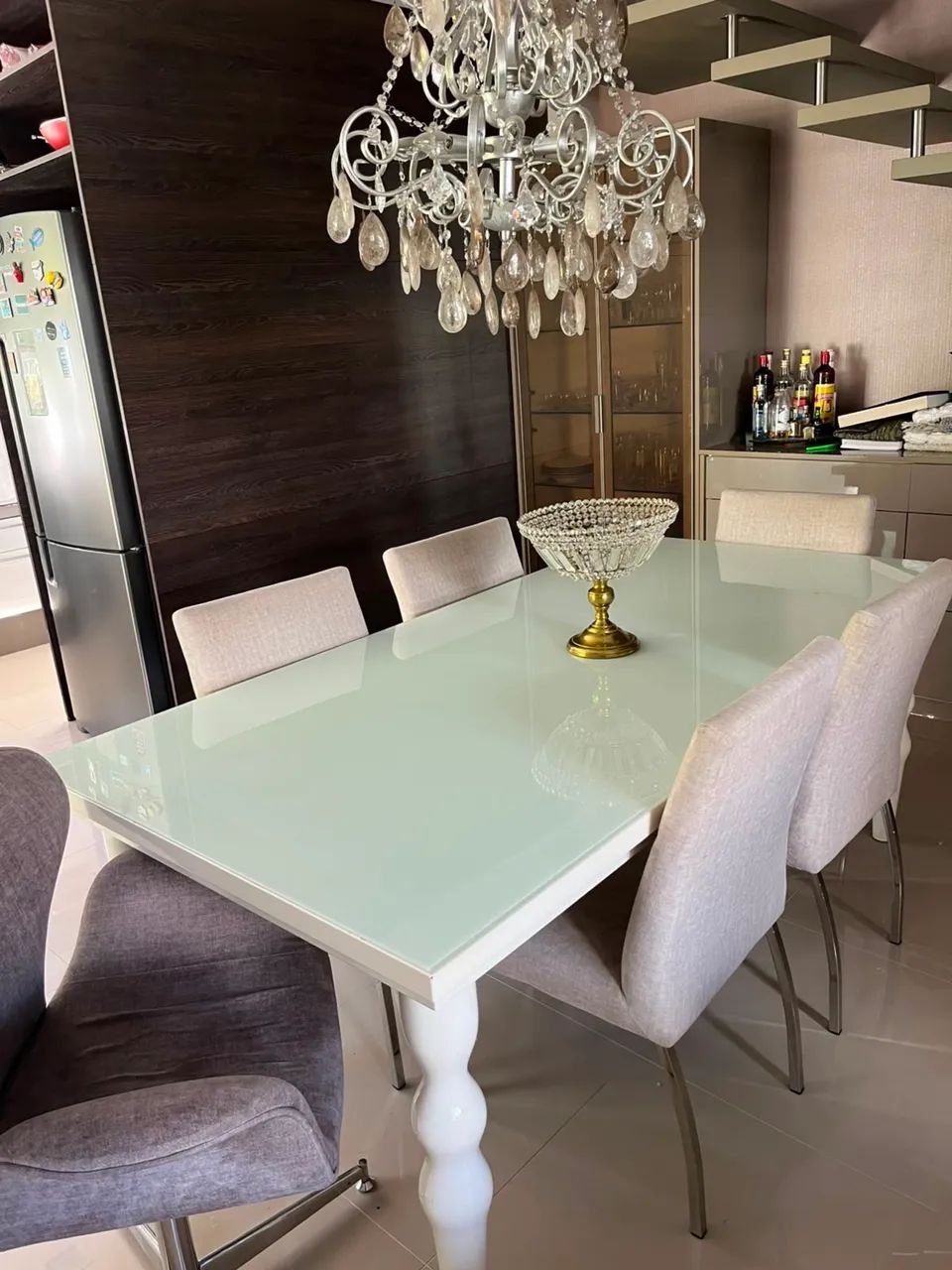 Mesa de jantar com 6 cadeiras (5 cadeiras estofadas e uma poltrona) - Foto 4