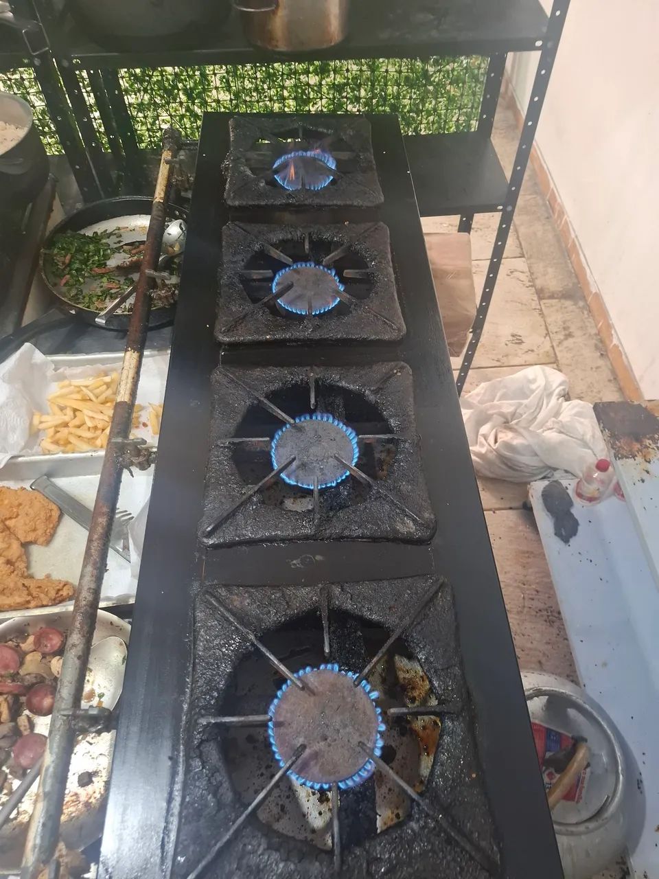 Vendo fogão 4 bocas industrial ótimo estado acompanhado de uma mesa inox somente 1000  - Foto 2