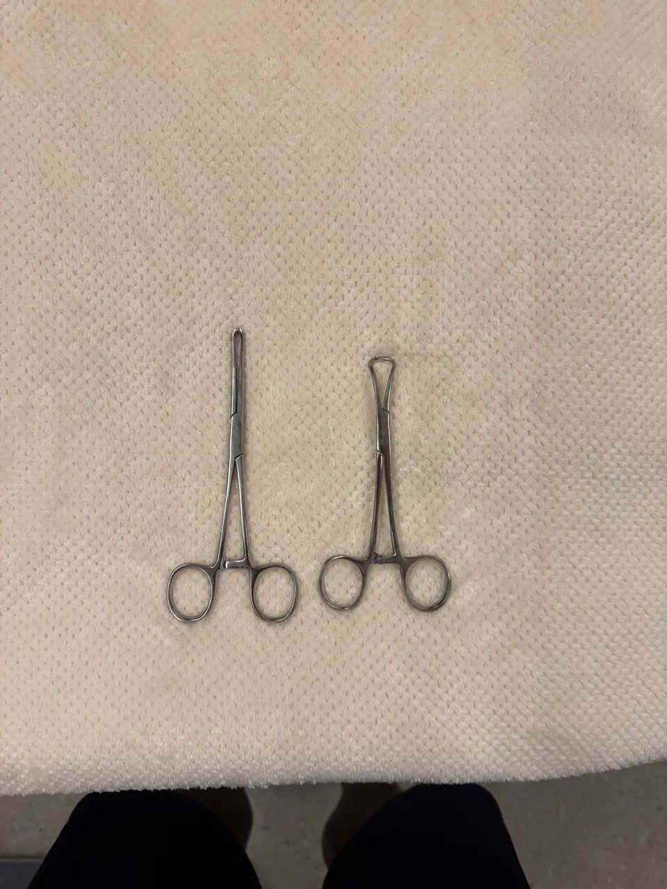 Pinça hemostática e backaus 