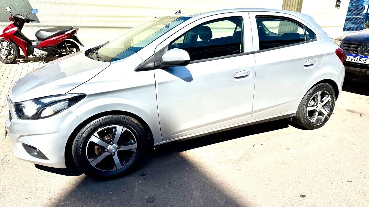 Chevrolet Onix Hatch LT 1.0 8V Flex Mec. 4P 2019 - Foto 2