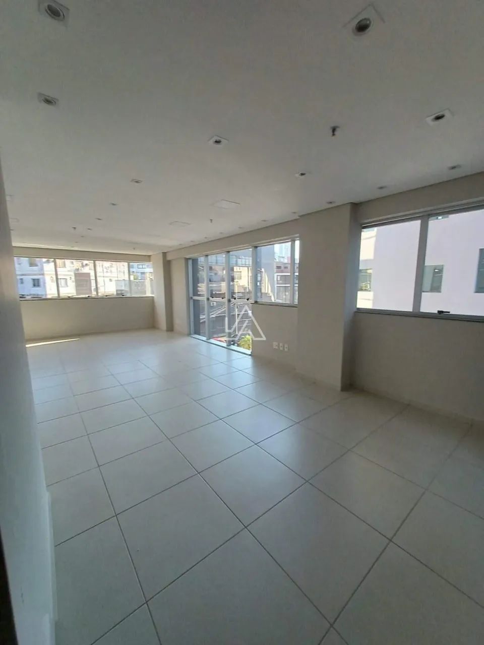 SALA AÉRA COM GARAGEM - Foto 3