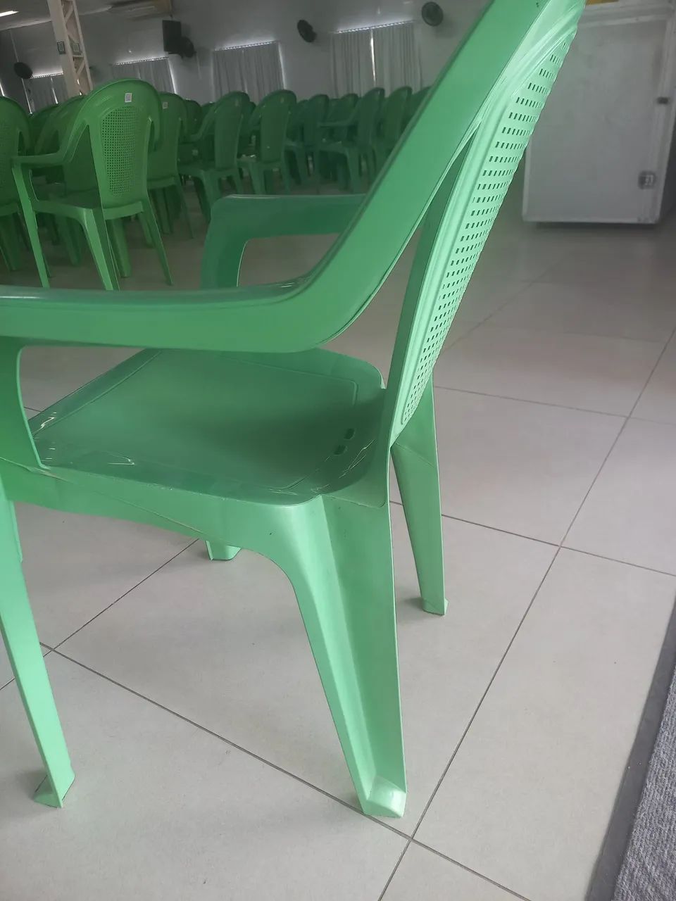Vendo cadeiras de plástico com braços  - Foto 3