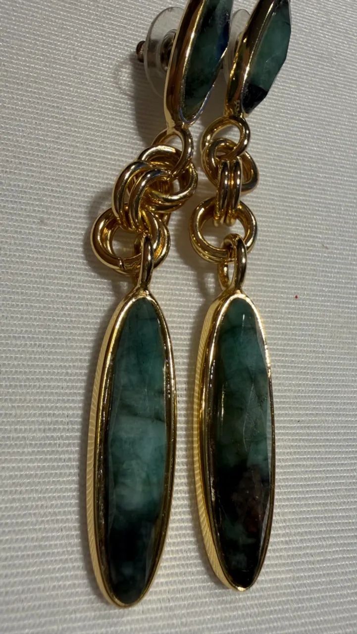 Brinco Longo Dourado com Pedras Verdes e Elos - Foto 4