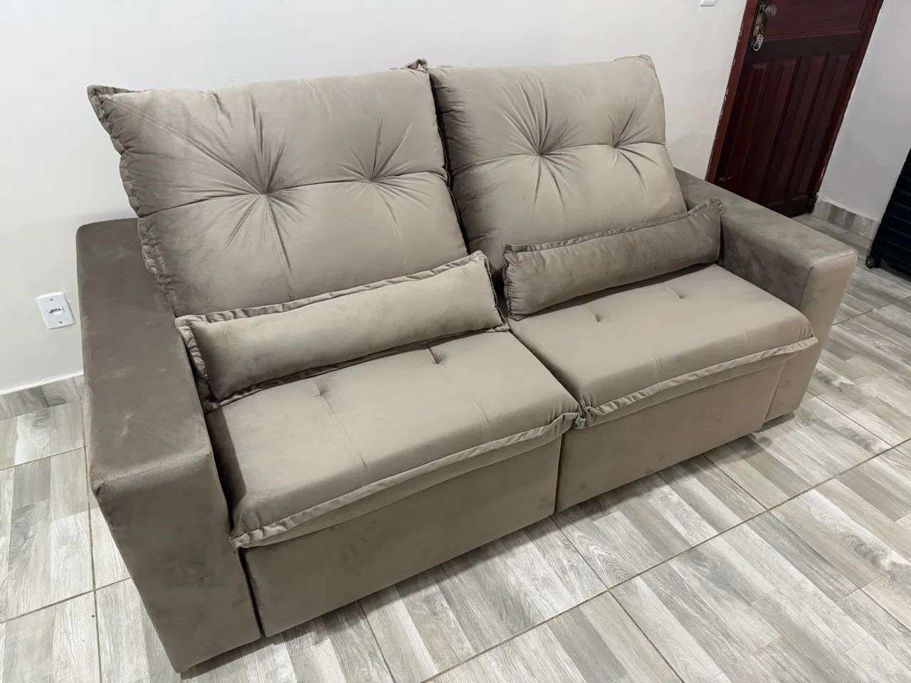 Sofá retrátil veludo 