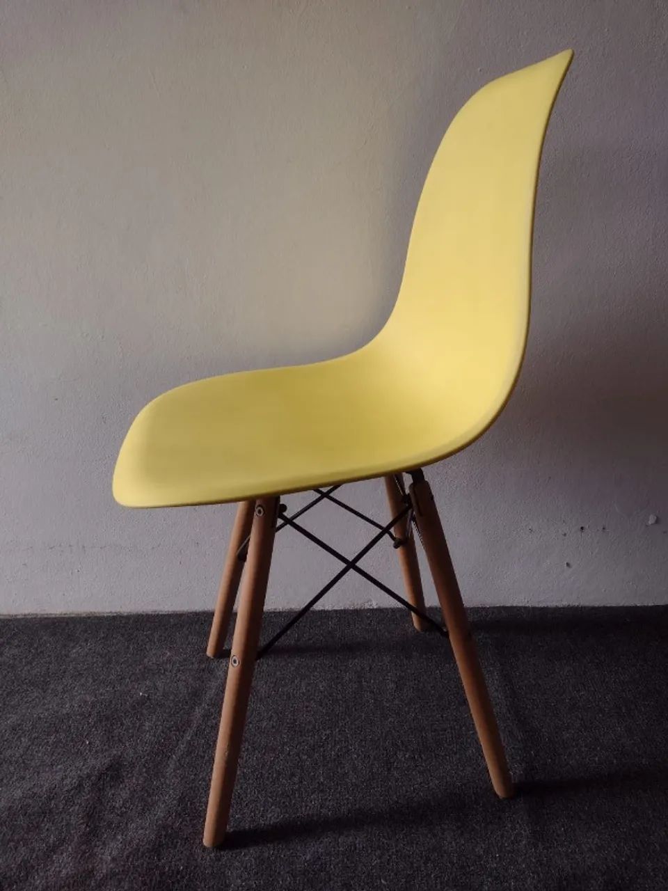 Cadeiras Charles Eames Eifel Amarelo - Foto 2