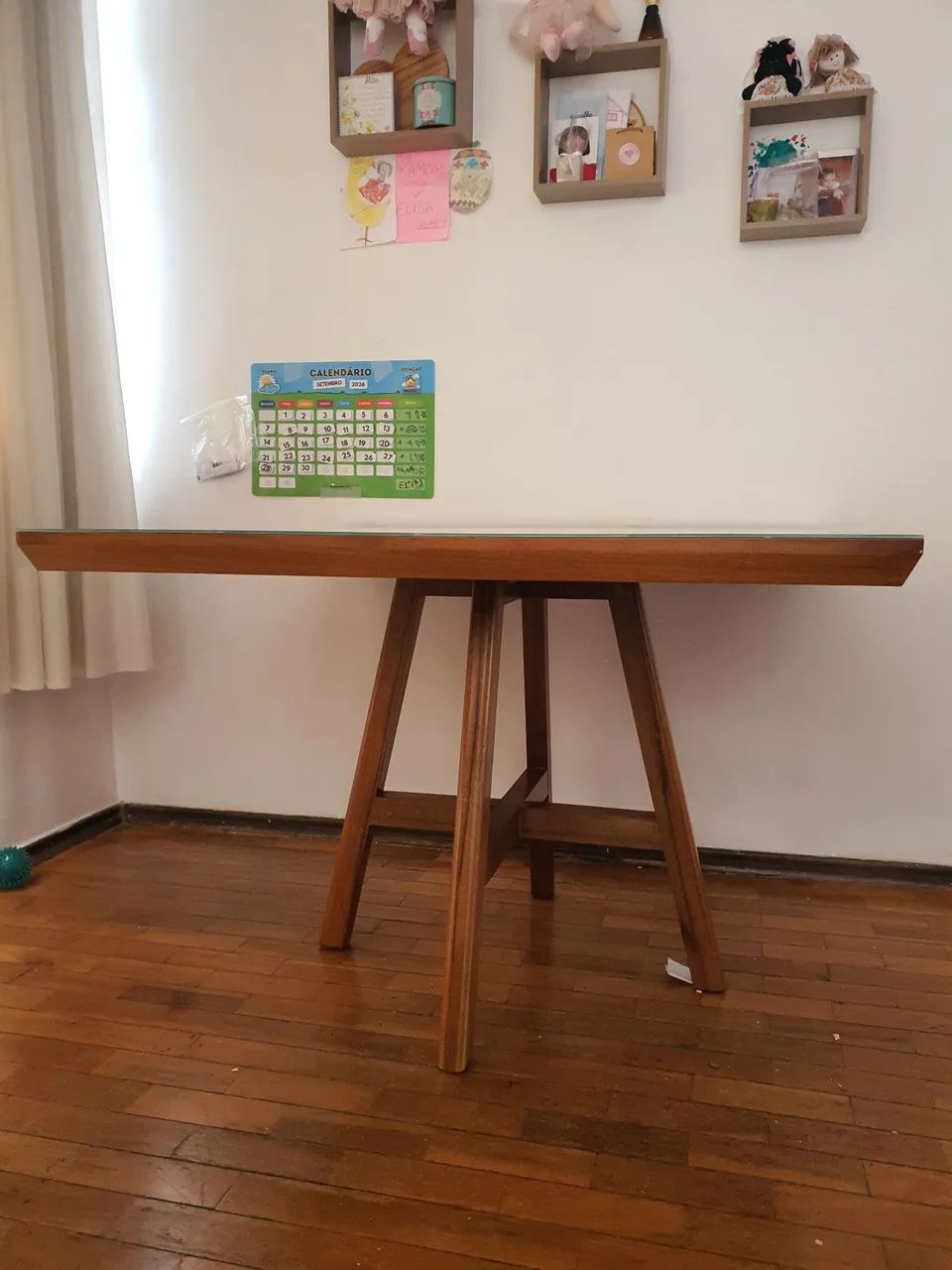 Mesa de madeira com tampo de vidro laqueado