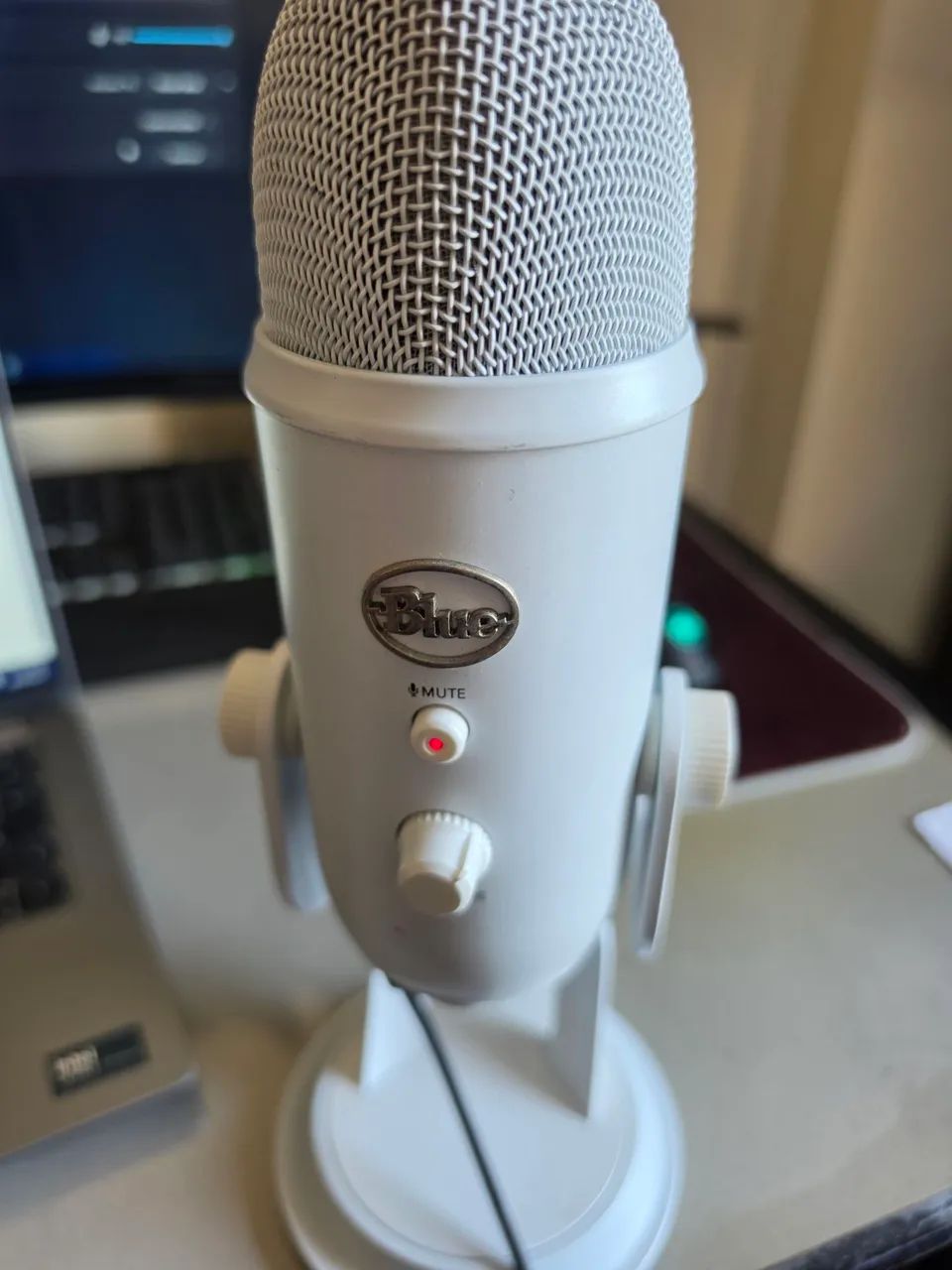Microfone Condensador Blue Yeti (Branco) - Qualidade de Estúdio | Plug & Play! - Foto 2