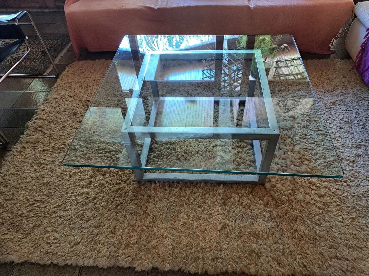 Mesa de centro de vidro e pé cromado 
