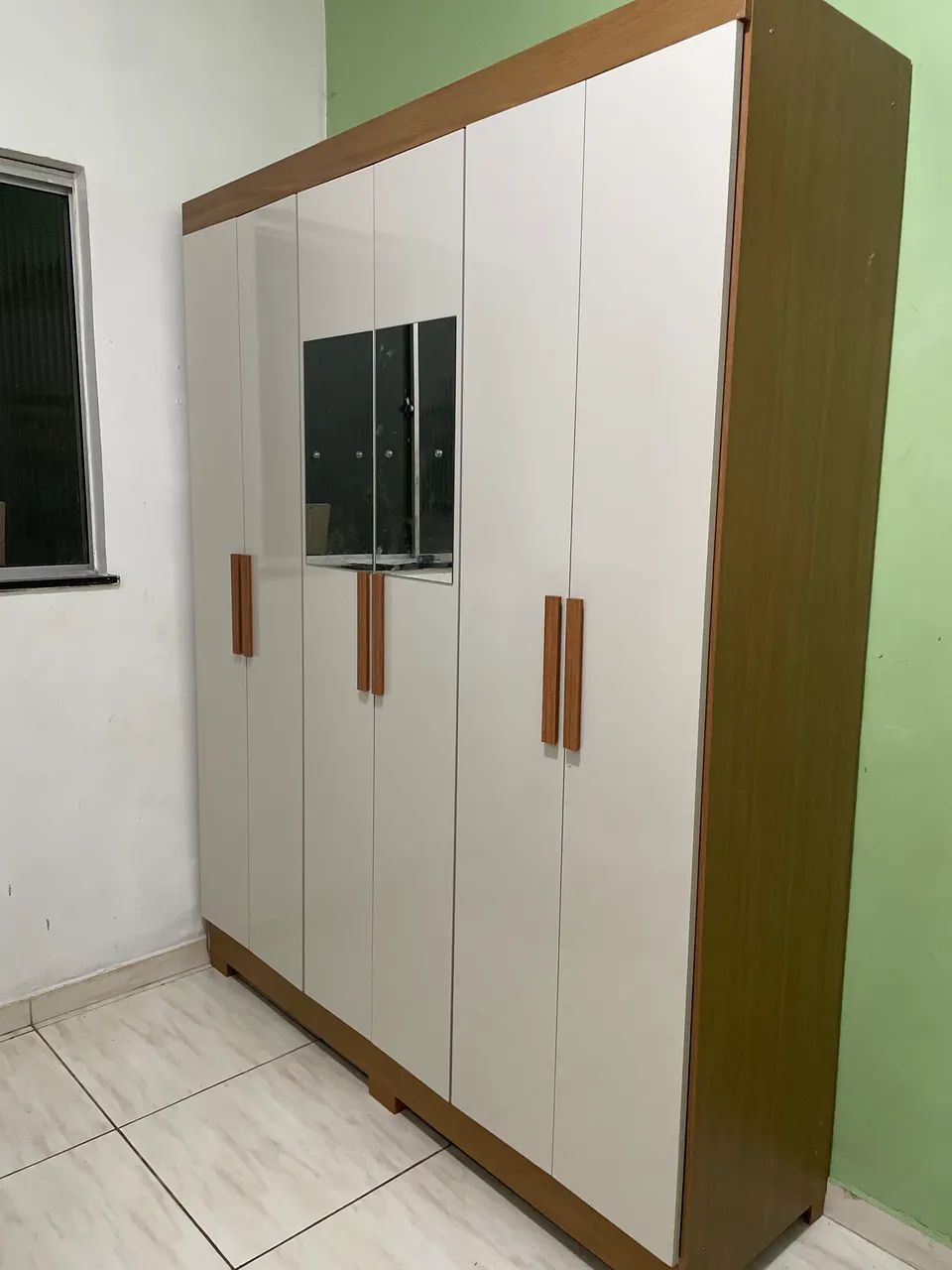 Guarda roupa bem conservado 6 meses de uso 