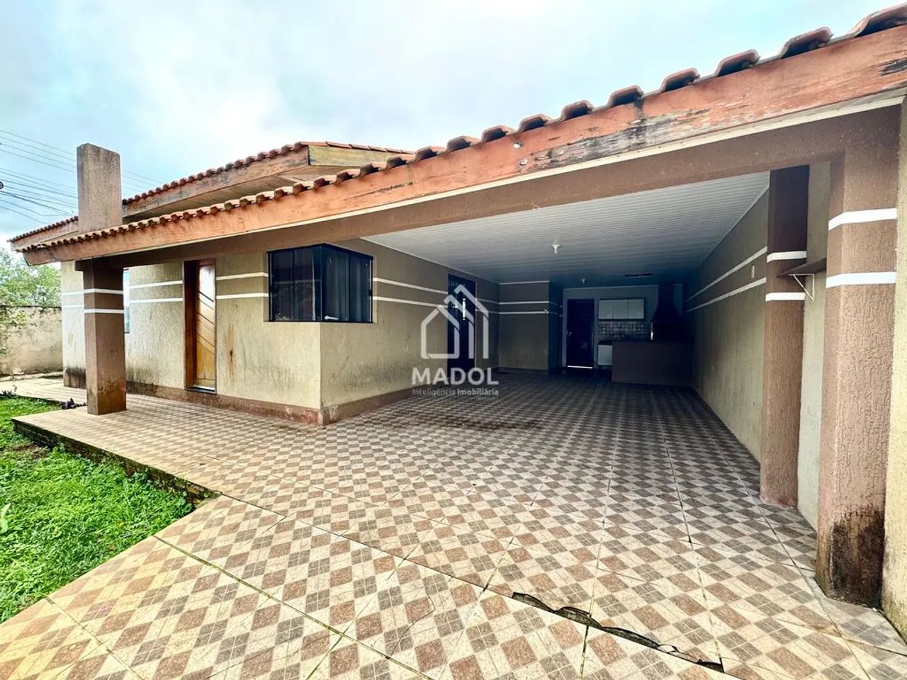 Casa de esquina com quintal para locação | Uvaranas | R$ 2.100,00