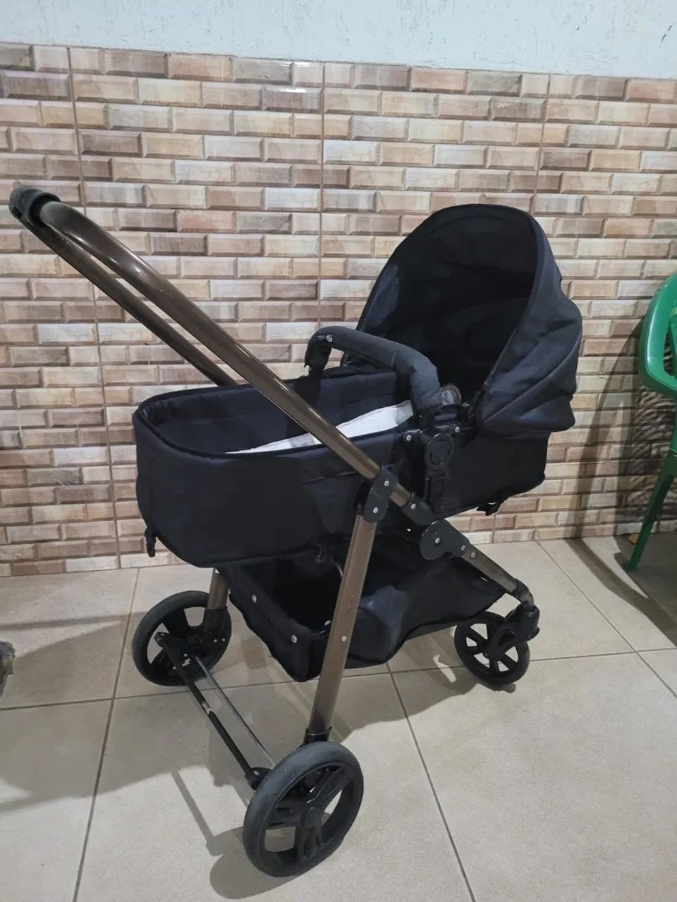 Carrinho, bebê conforto ( com a capa) , banheira e ninho redutor 
