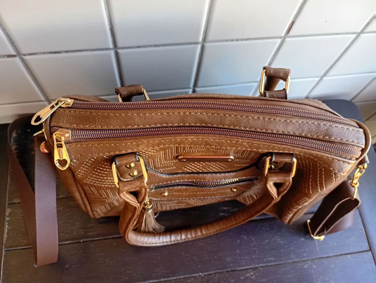 Bolsa baú em courino marrom transversal - Foto 4