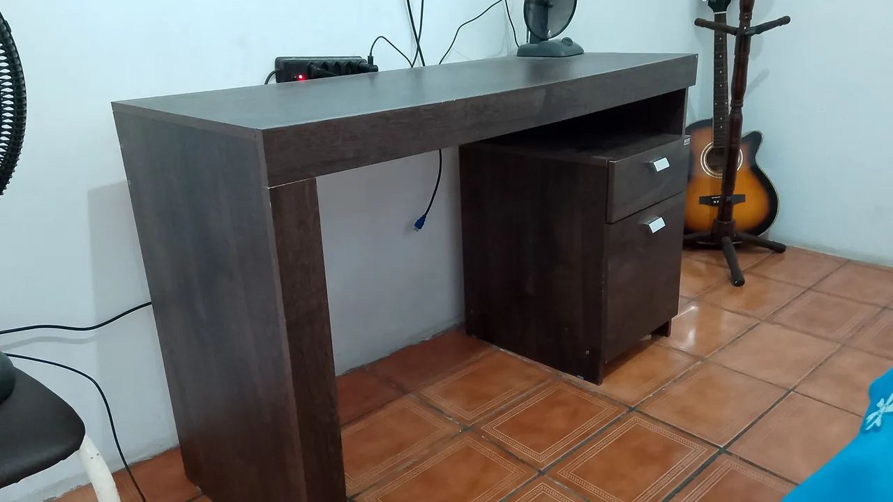2 escrivaninhas com gaveta