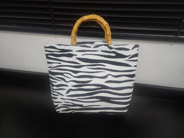 Bolsa estampa de zebra com alça de bambu nova