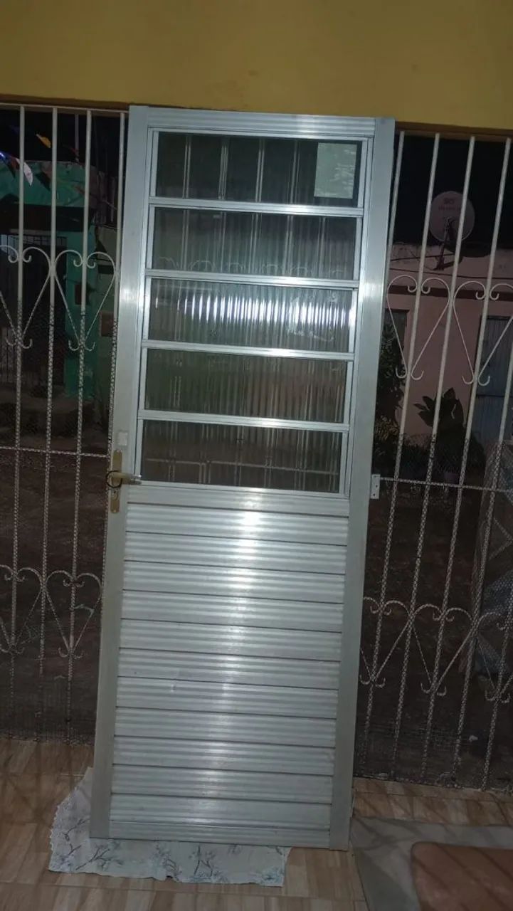 Vendo porta de alumínio - 70cm de largura - Aceito troca por porta de madeira