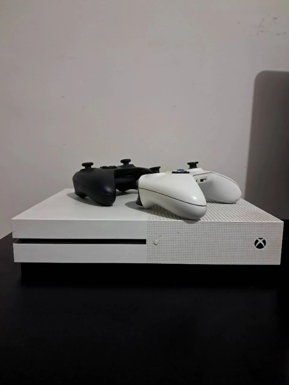 Xbox one S 1tb + 2 controles, possui caixa e cabos. Aceito propostas