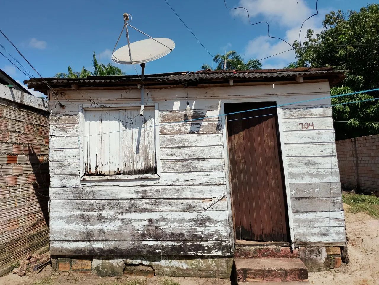 Vendo uma casa de madeira com terreno 