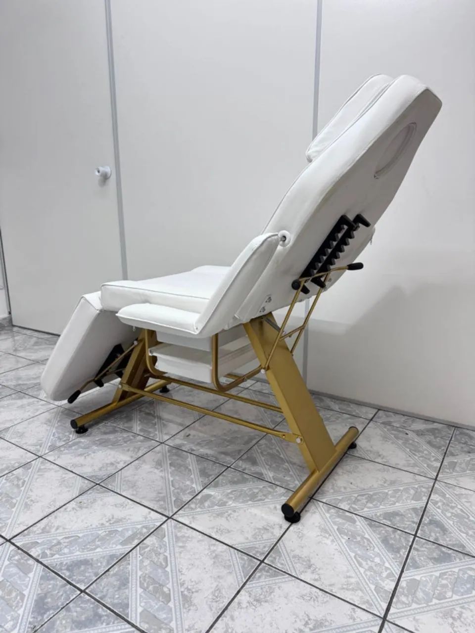 Maca Fixa Estética Reclinável Cor Branca Com Dourado  - Foto 4