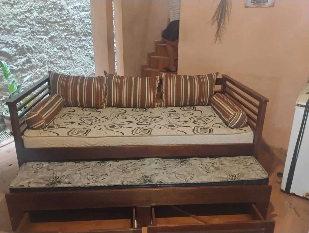 Vendo bicama com 2 colchões 2 gavetas em madeira , Cel * - Foto 3