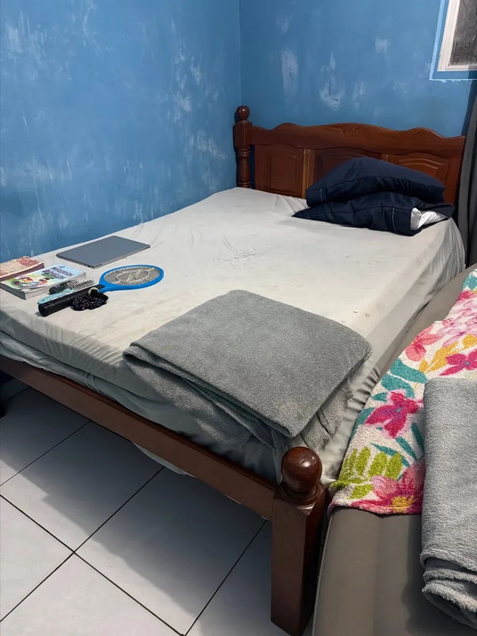 Cama de madeira com colchão 