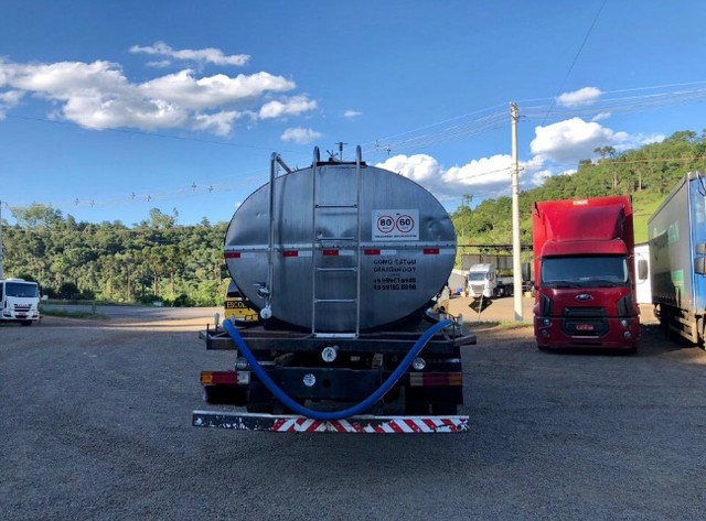 CAMINHÃO ATRON 1719 2015 COM TANQUE DE LEITE.