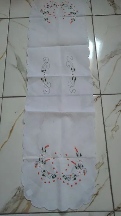 Caminho de mesa bordado 