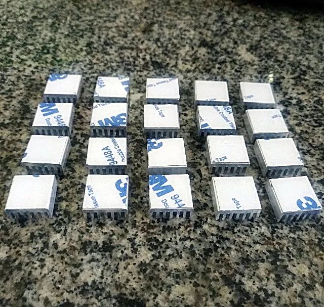 20 unidades de Dissipador de Calor de Alumínio com Autoadesivo 14x14x6mm VRM - CPU - GPU - Foto 3