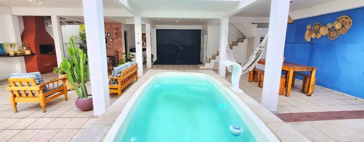 2 casas, espaço lazer com piscina e 4 vagas no Estreito.