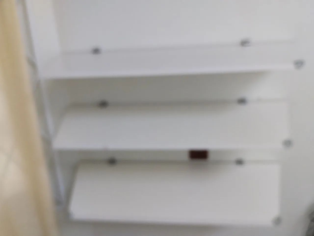 Cadeira, balcão e prateleira para salão de cabeleireiro 