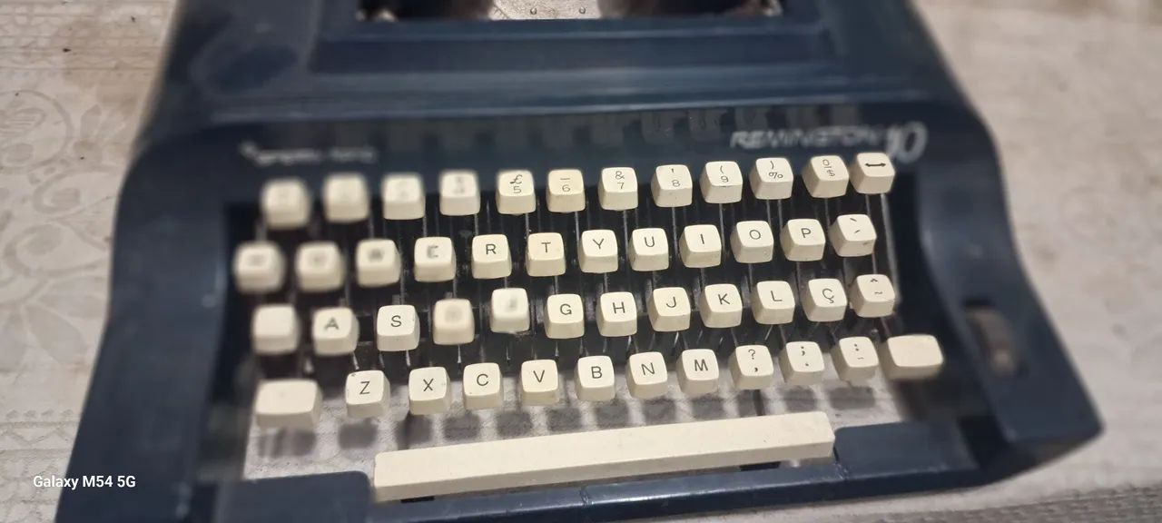 Máquina de escrever antiga, nao sei se esta funcionado  - Foto 2
