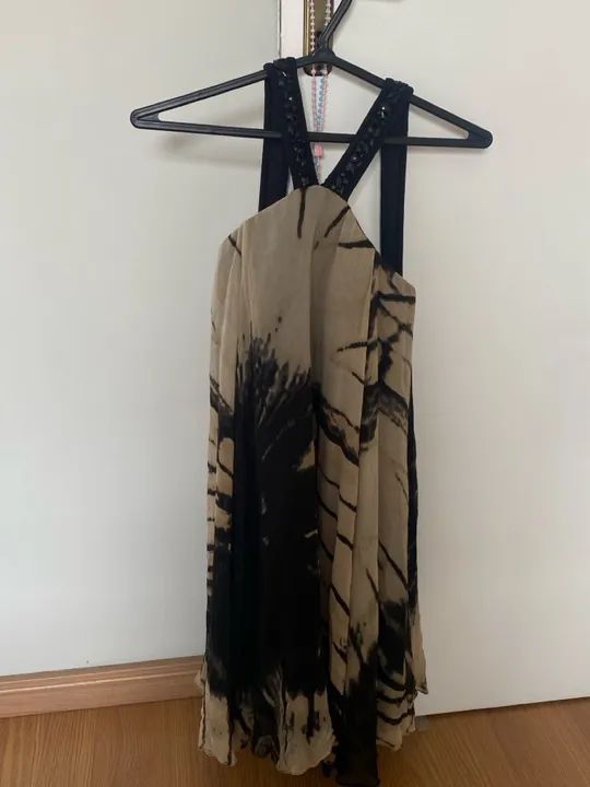 Vestido estampado com detalhes em pedrarias