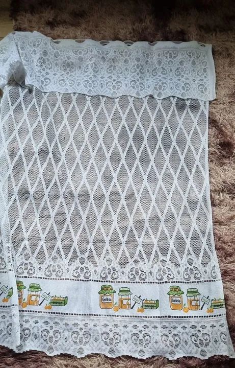 Cortina de renda branca com detalhes em bordado para cozinha para varão