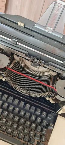 Máquina de escrever em funcionamento  - Foto 4