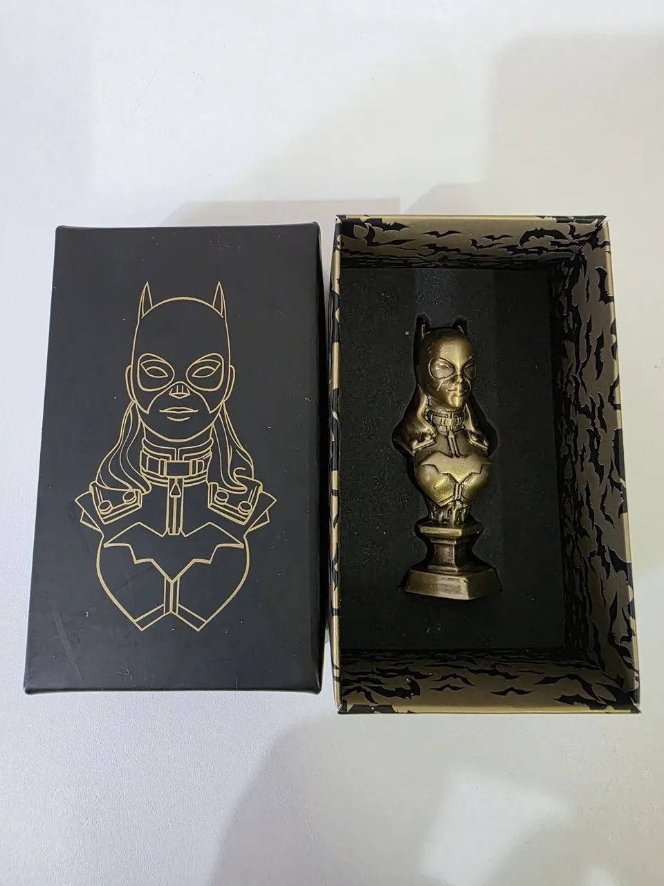 Busto Batgirl - Omelete Box / DC / Peça de Metal - Foto 2
