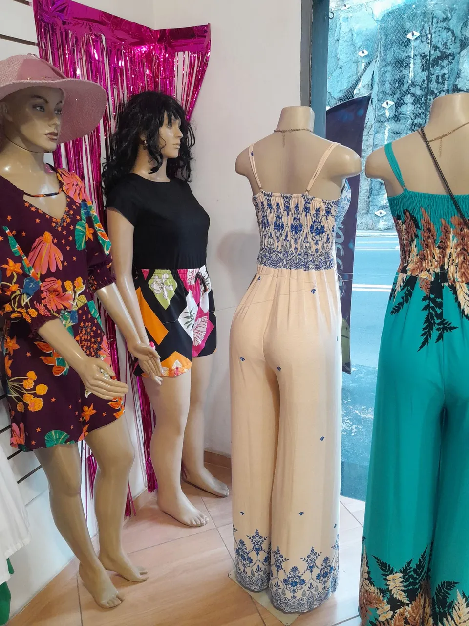 4 Manequins Femininos para Loja de Roupas