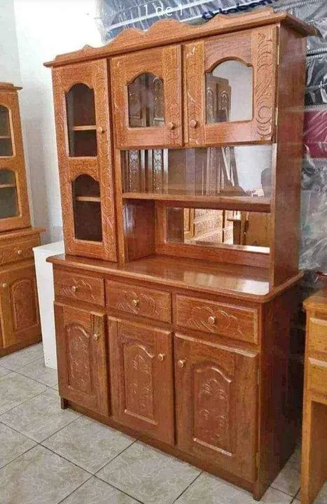 Armário de madeira maciça com vitrine