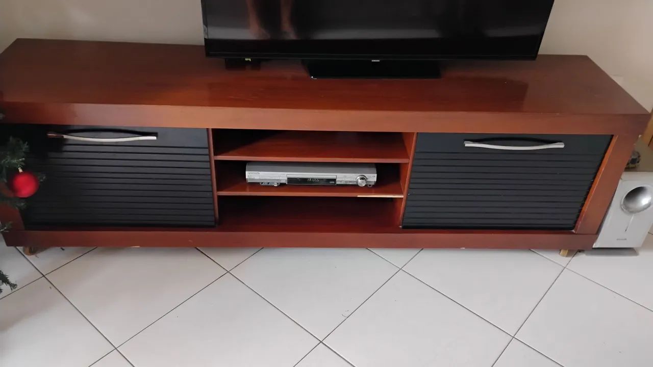 Rack de madeira com painel 