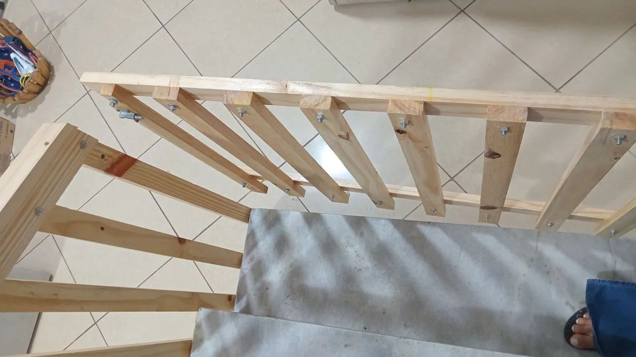 Portãozinho de proteção para escada em madeira - Foto 5