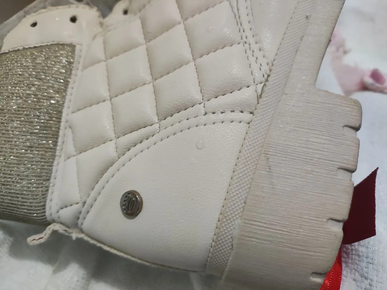 Bota Esportiva Branca com Detalhes em Glitter