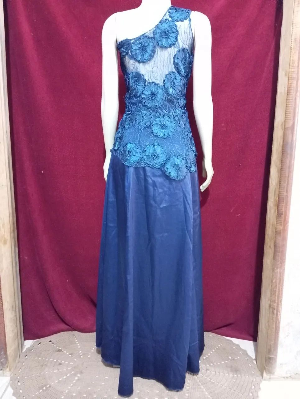 Vestido Azul de Renda com Aplicação de Flores - Foto 2