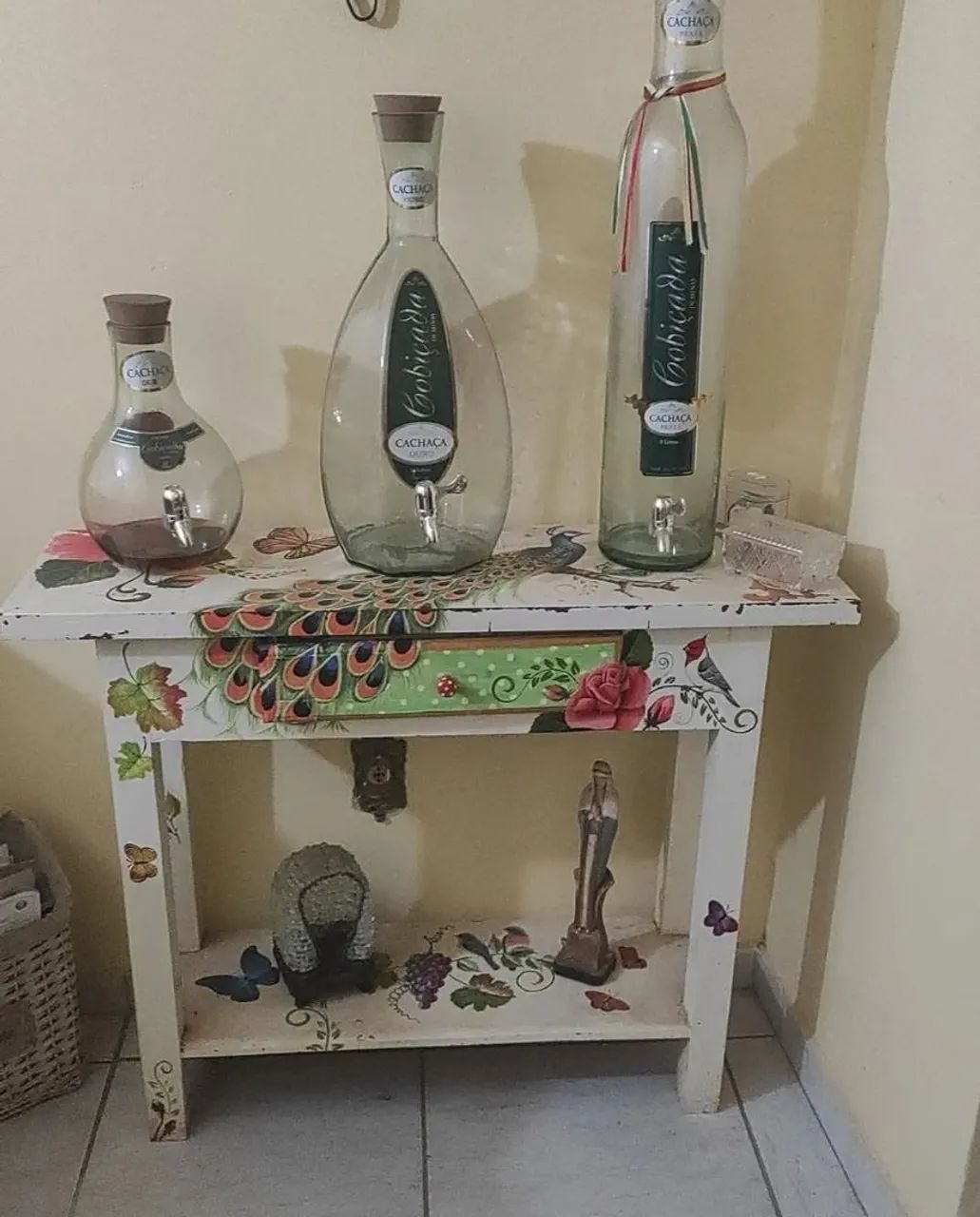 Mesa pintada a mão,  madeira de demolição.