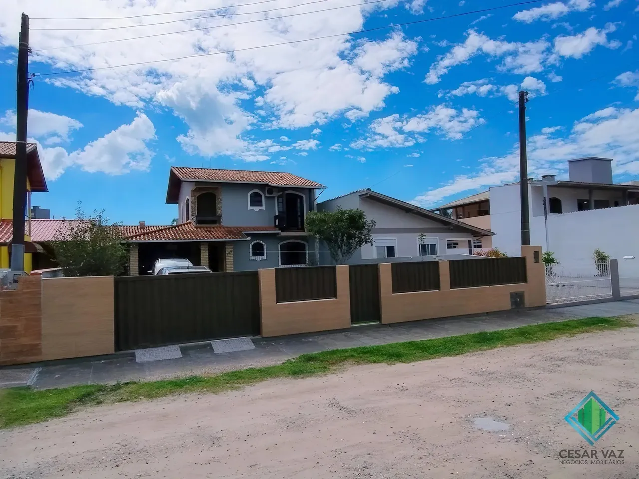 Sobrado para venda tem 181 metros quadrados com 3 quartos em Praia de Fora - Palhoça - SC