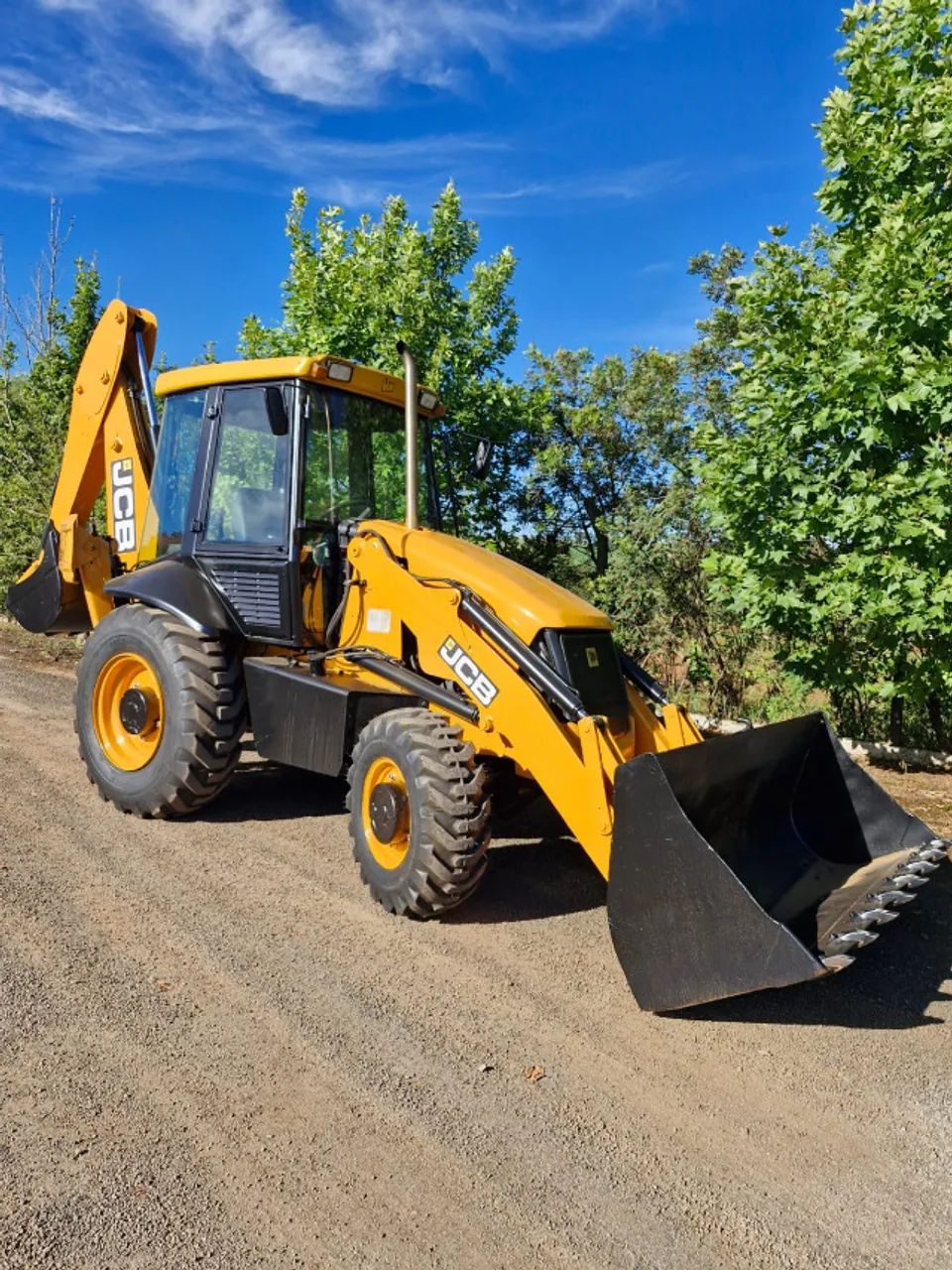 Retro Escavadeira JCB 3C Plus ano 2012 com 7.100 horas tração 4x4 