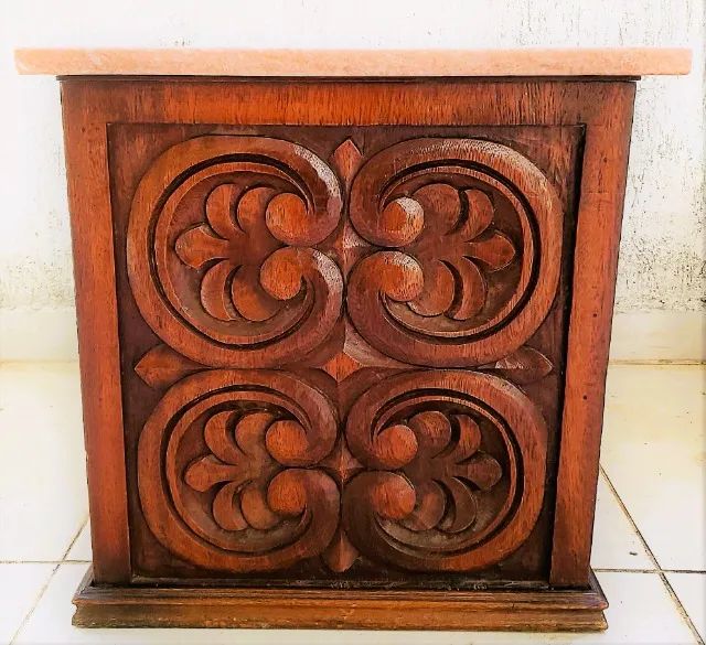 Conjunto Mesa Centro e mesas Laterais madeira esculpida com acantos Tampo mármore vermelho - Foto 2