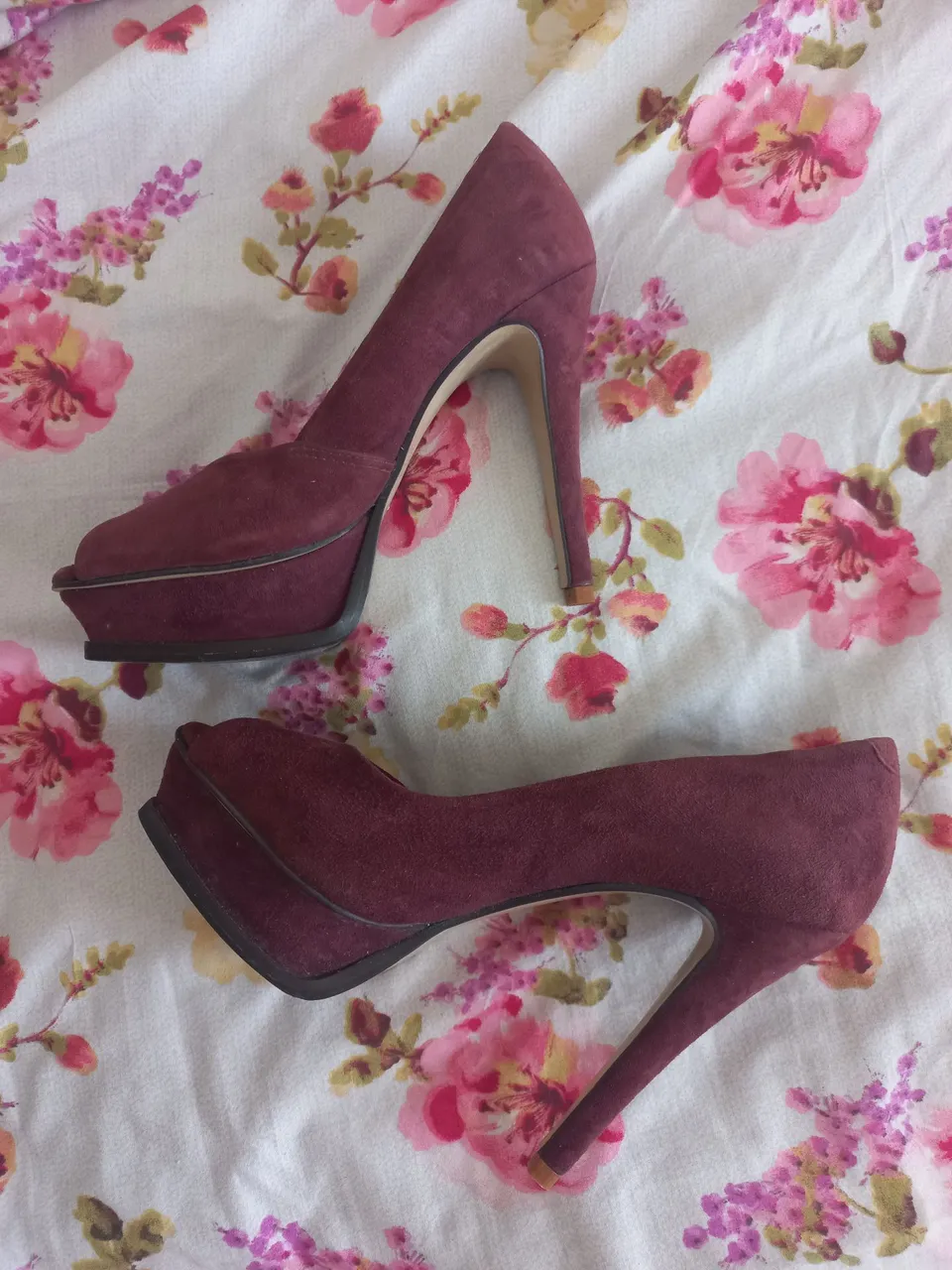 Sapatos Santa Lolla,salto alto vinho,em camurça. Lindos!