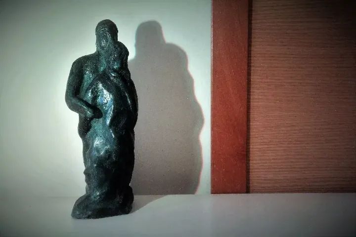 OBRA DO ANO APROXIMADO DE 1970 - DIMENSÕES: ALTURA TOTAL DE 25CM COM LARGURA MÁXIMA DE 9CM
