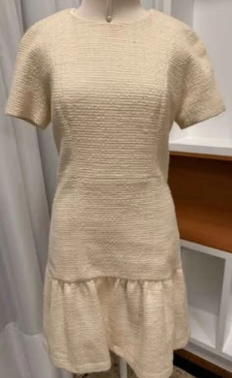 Vestido bege vintage com babados